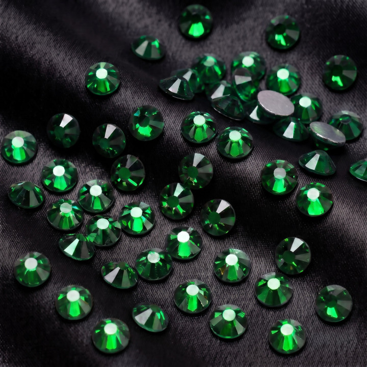Emerald 2058 – zielone cyrkonie szklane, 144 i 1440 szt.