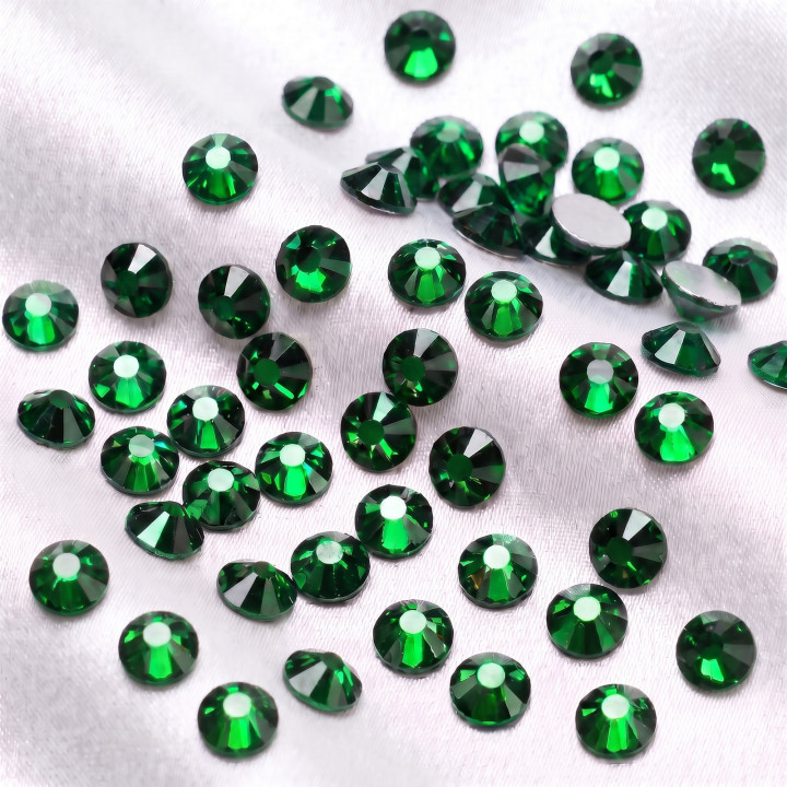Emerald 2058 – zielone cyrkonie szklane, 144 i 1440 szt.